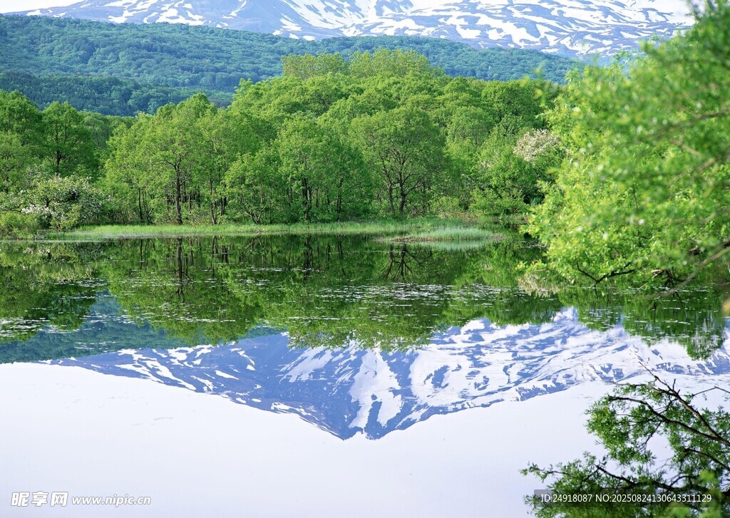 湖畔青山綠水雪山倒影