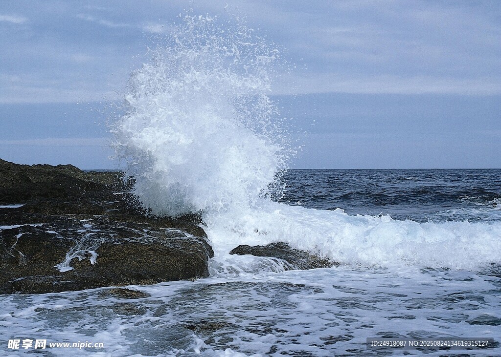 海浪拍擊礁石瞬間