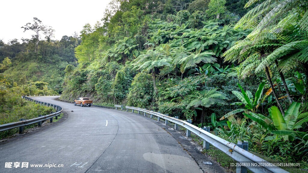 蜿蜒山間公路 綠意環(huán)繞