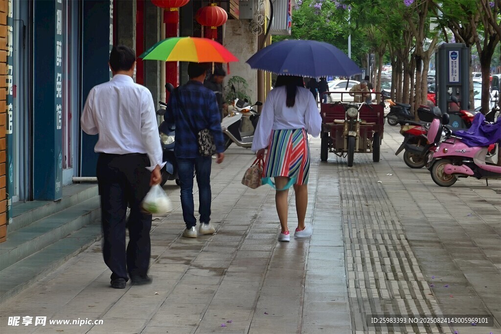 雨中行人