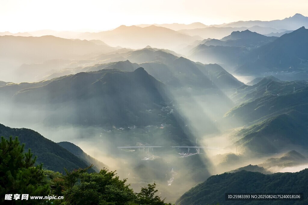 山間晨霧