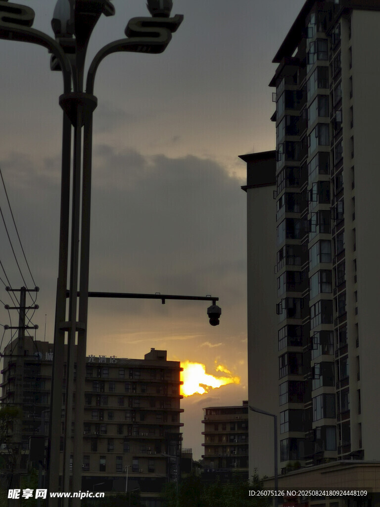 城市黃昏高樓與交通景象