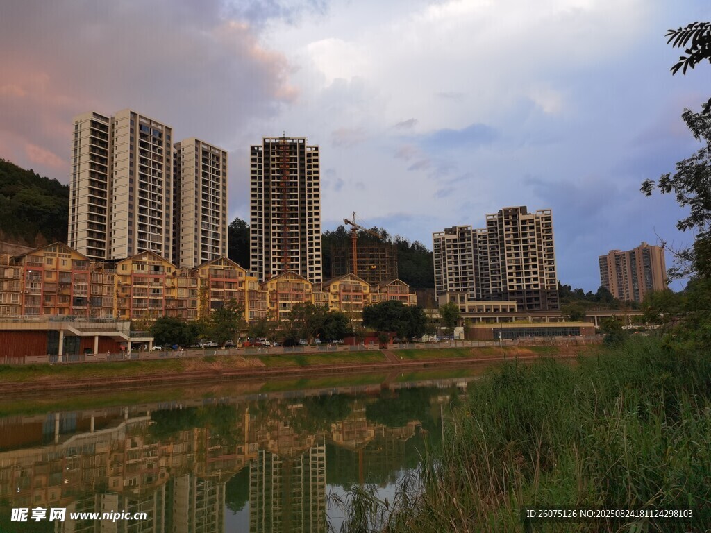 湖畔高樓林立的城市景致