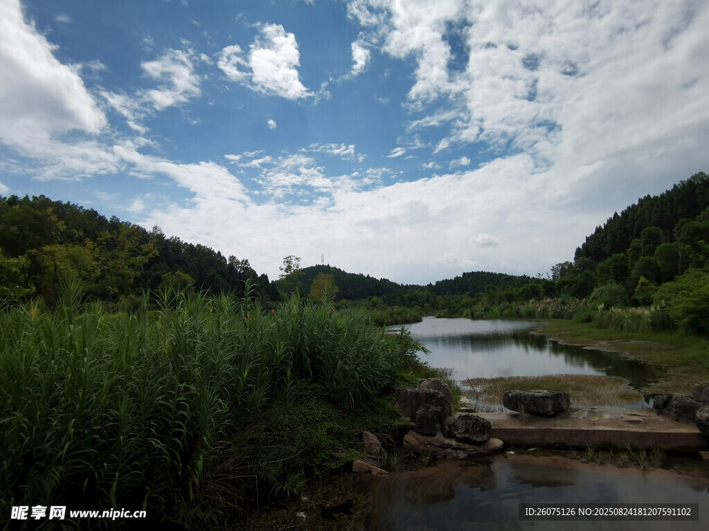 山間河畔美景