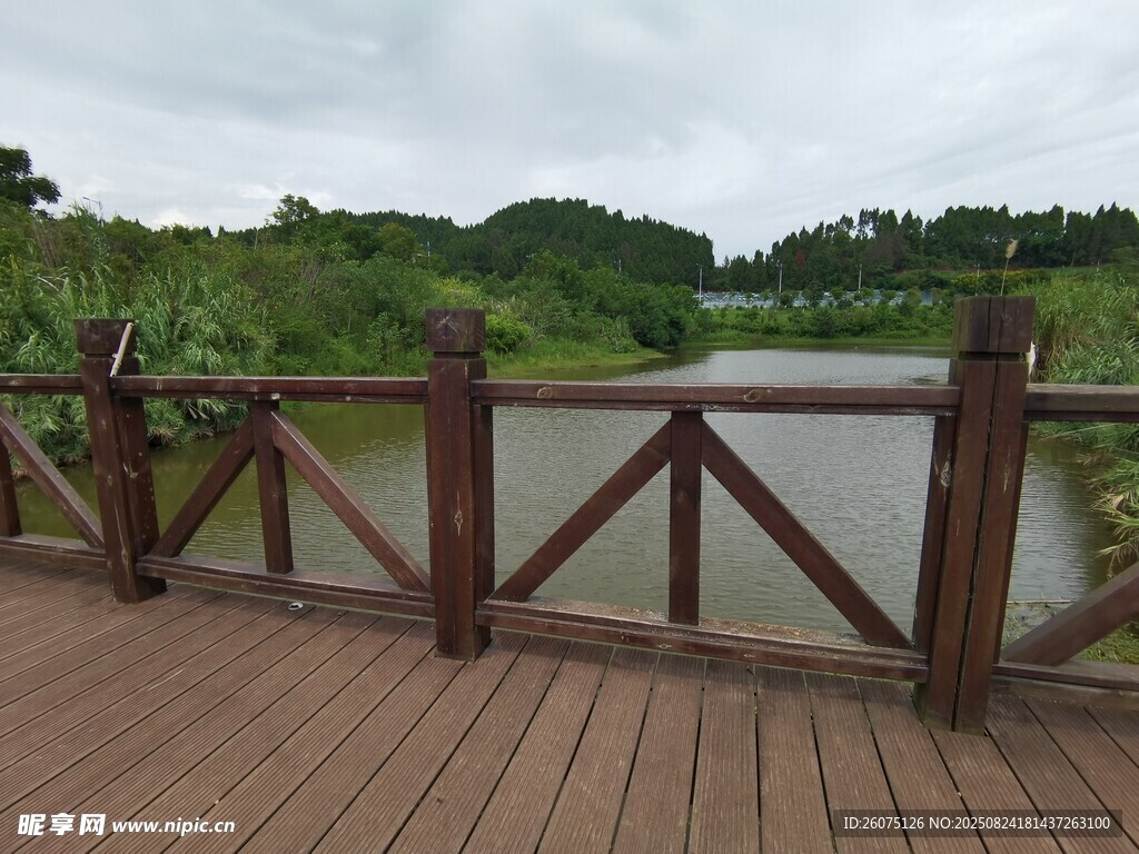 湖畔木棧道風(fēng)景