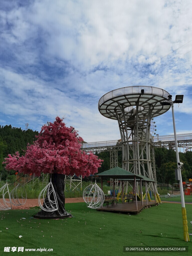 戶外旋轉(zhuǎn)秋千與夢幻游樂設(shè)施