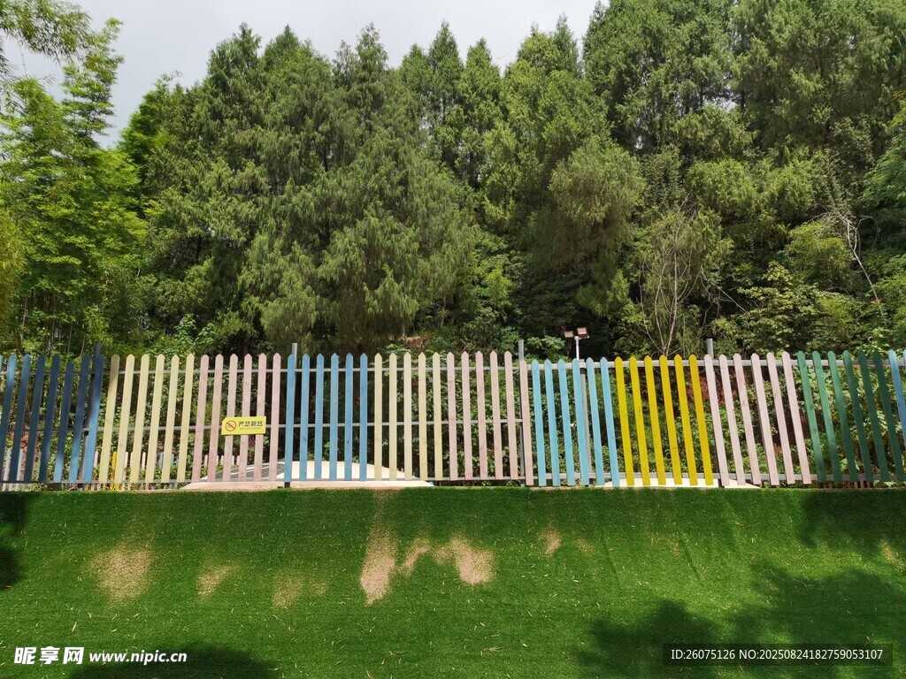 彩色木柵欄與周邊綠意景致