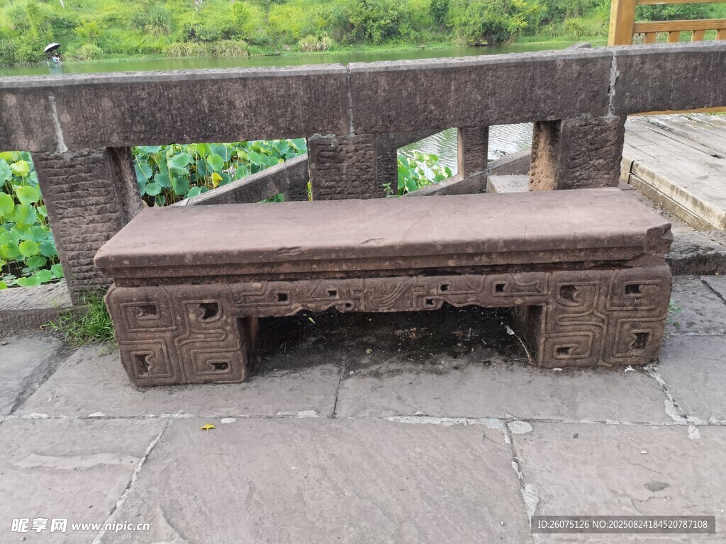 三樣旁的古樸石凳