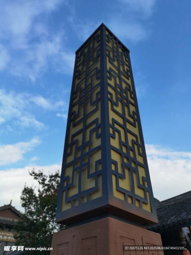 高聳幾何圖案裝飾燈柱