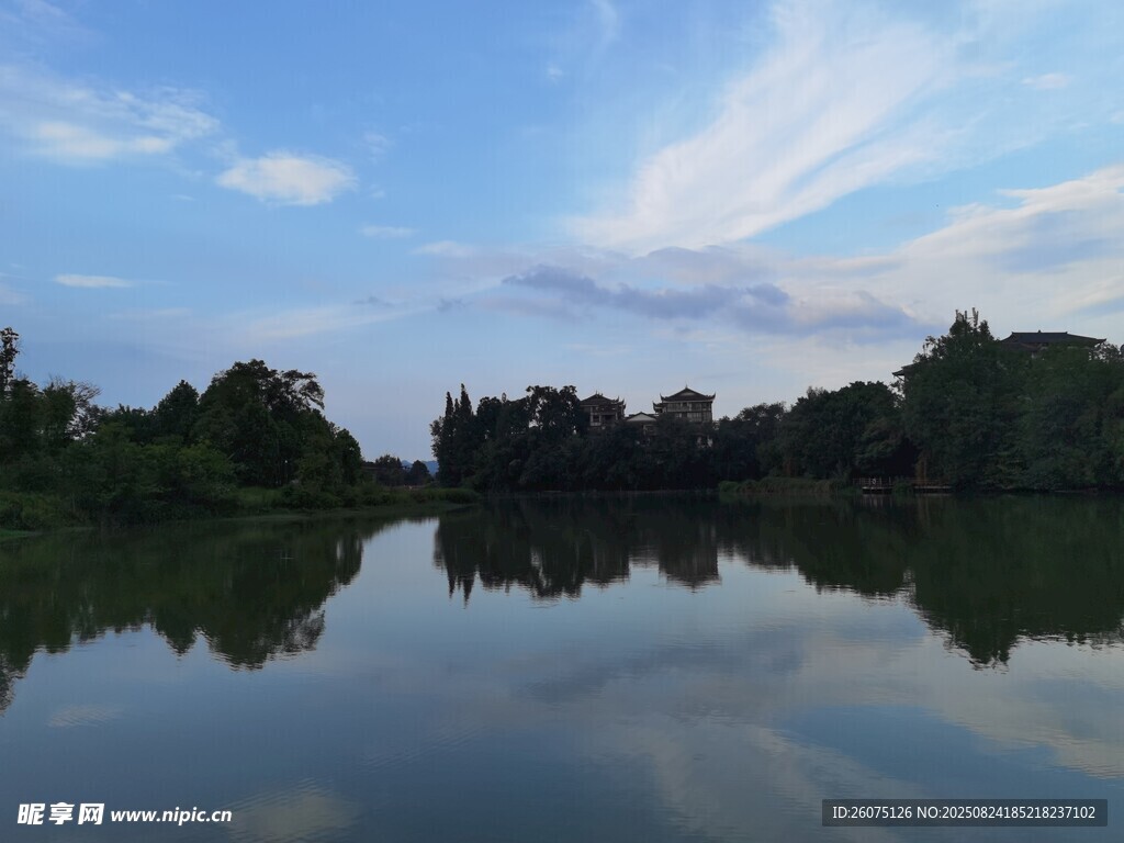 藍(lán)天白云映襯下的寧?kù)o湖畔美景