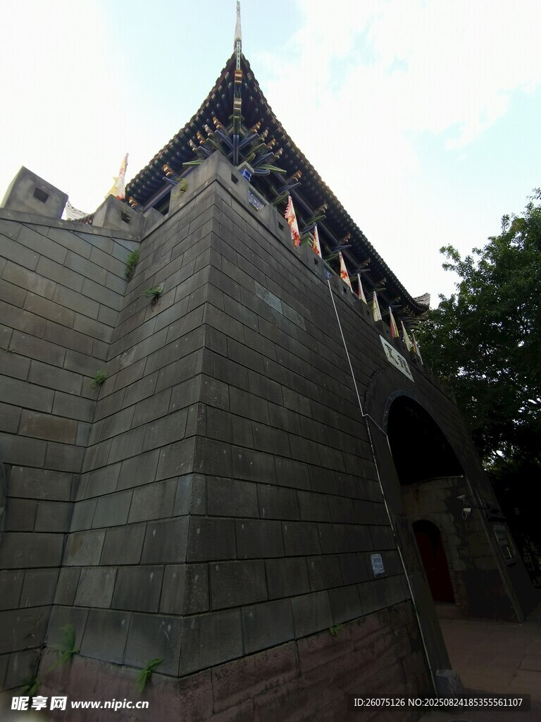 古老城墻與尖頂建筑