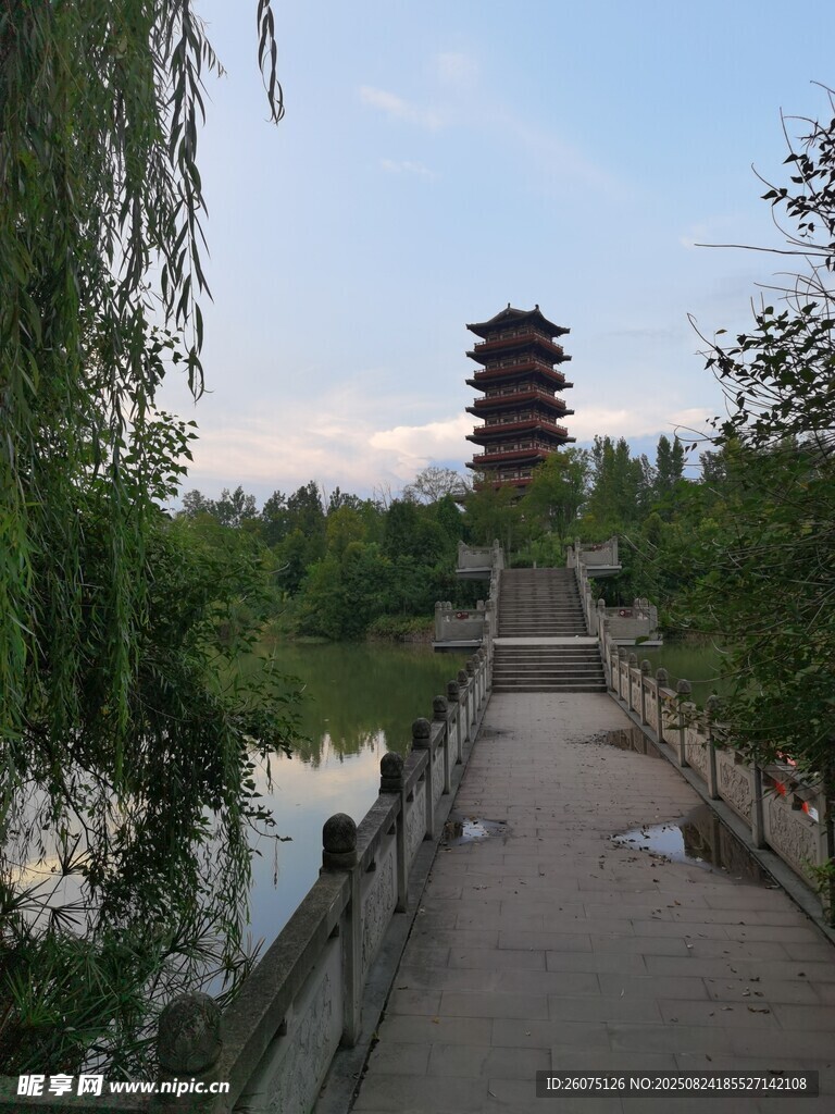 湖畔復(fù)古步道與遠(yuǎn)處古式塔樓