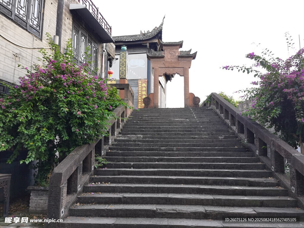 古建臺階旁綠植環(huán)繞