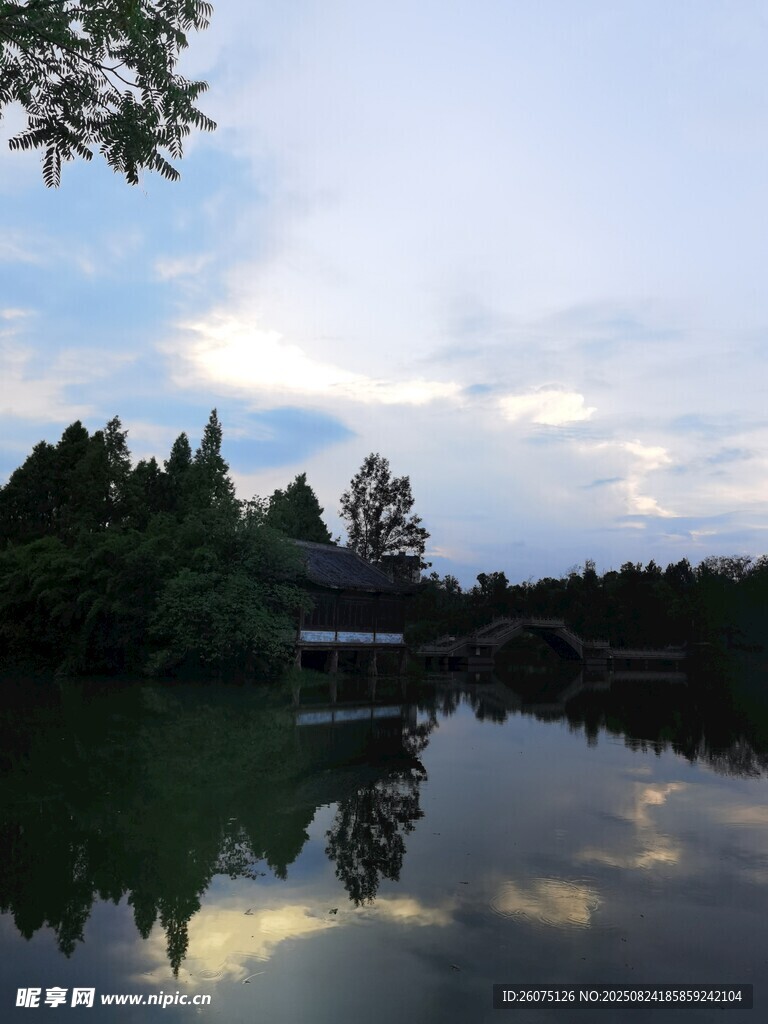 湖畔美景倒影如畫