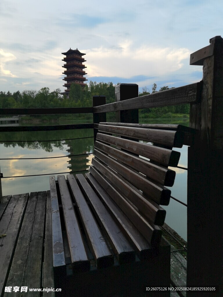 湖畔木棧道與遠(yuǎn)處寶塔
