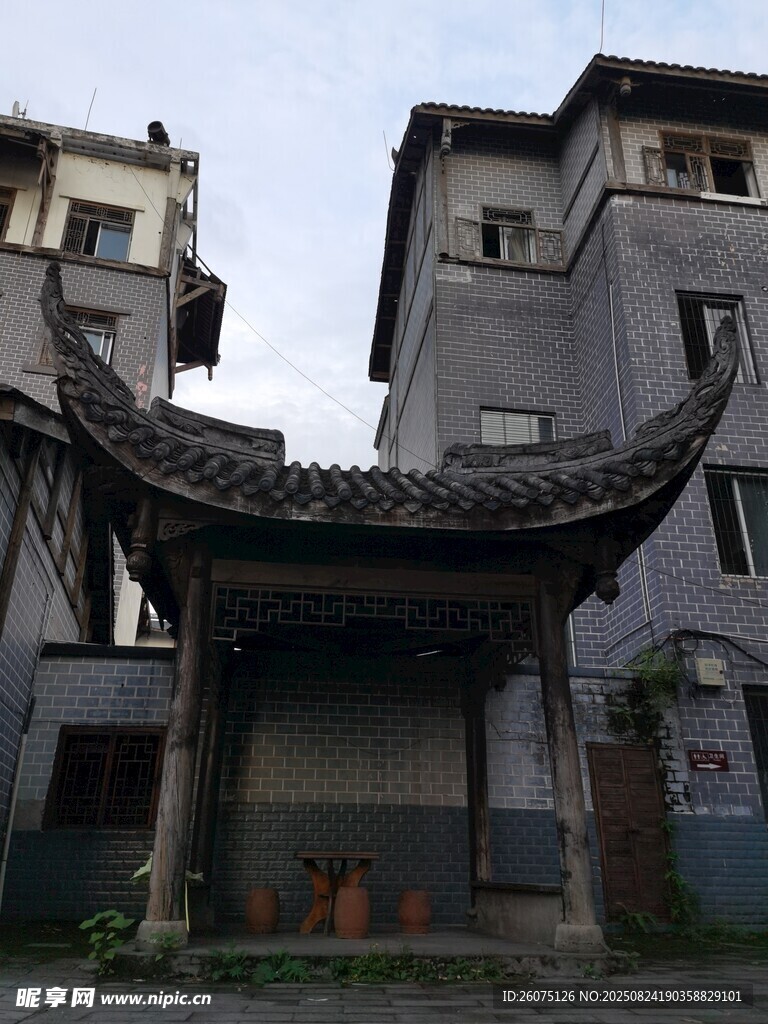 古舊屋檐與現(xiàn)代樓房并存