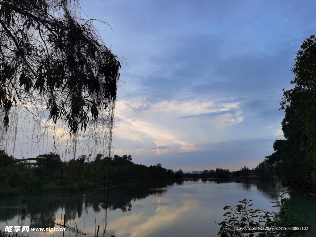 湖畔黃昏水面倒影落日美景