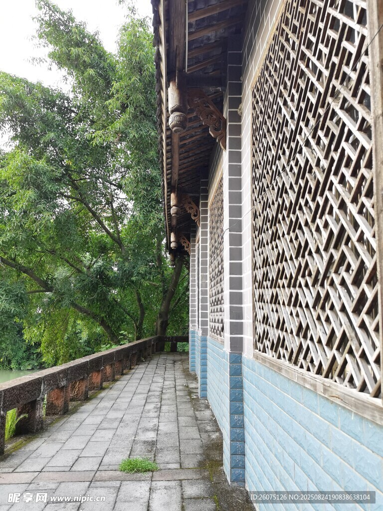 中式鏤空墻旁的幽靜步道