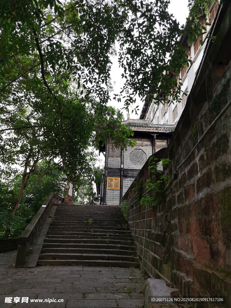 古巷石階旁的綠植古建筑