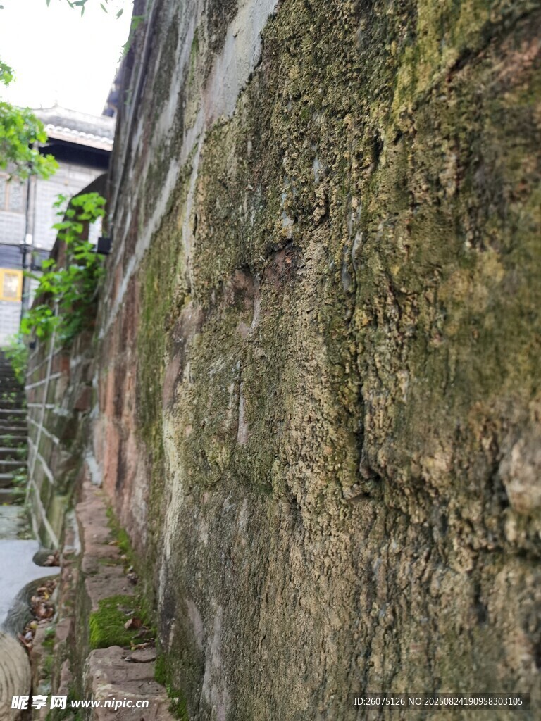長(zhǎng)滿青苔的古老斑駁石墻