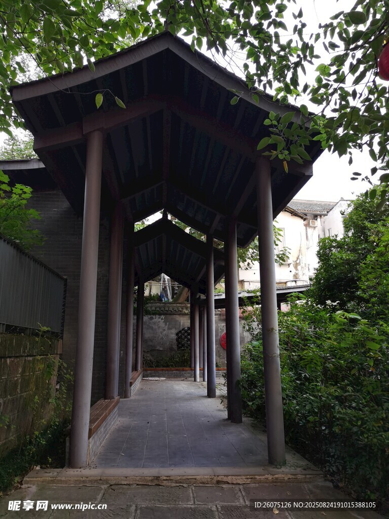 中式長廊靜謐庭院景致