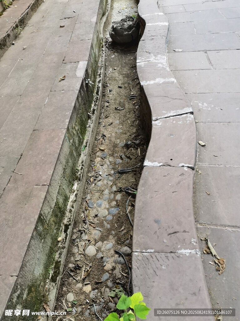 古鎮(zhèn)路邊老舊排水溝及周邊景象