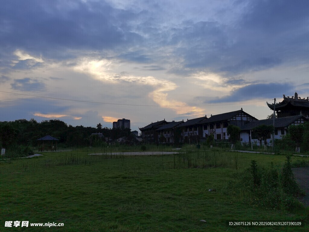 黃昏下的草地與中式建筑