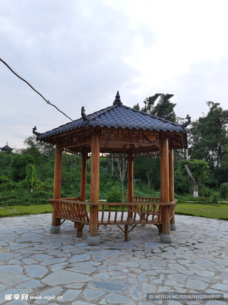 戶外木質(zhì)涼亭風(fēng)景