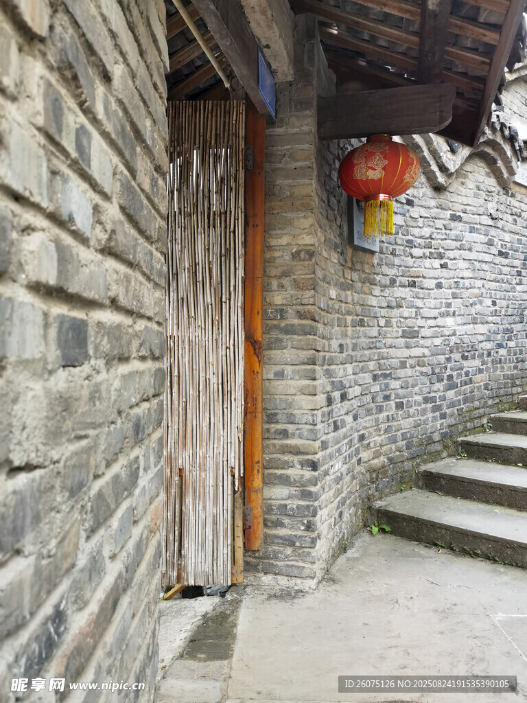 古巷石墻旁的木質(zhì)門