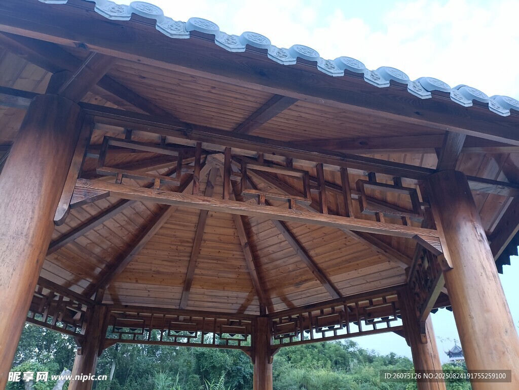 中式木質(zhì)涼亭內(nèi)景