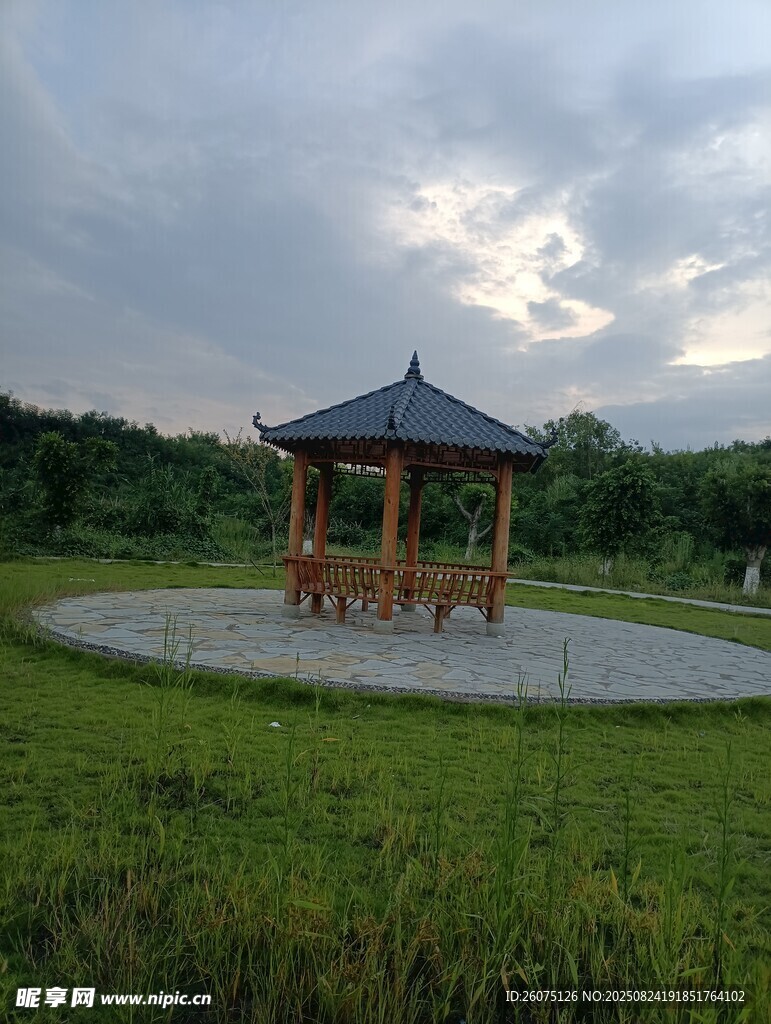 草地中的中式?jīng)鐾? />
                            </div>
                    </div>
                </div>



                <div   id=