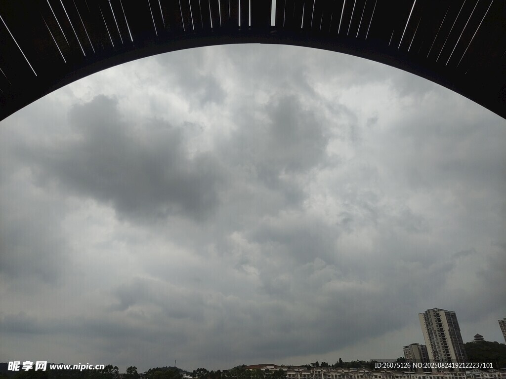 烏云籠罩下的戶外景象