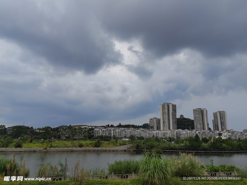 烏云下的城市河畔風(fēng)光