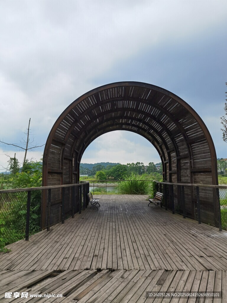 拱形遮陽棚與木質(zhì)觀景臺