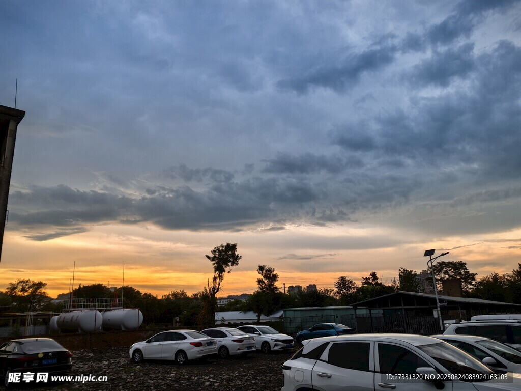 停車場的黃昏美景