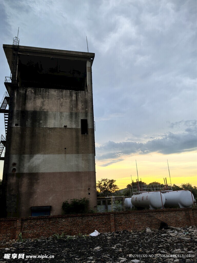 黃昏下的廢棄工業(yè)建筑