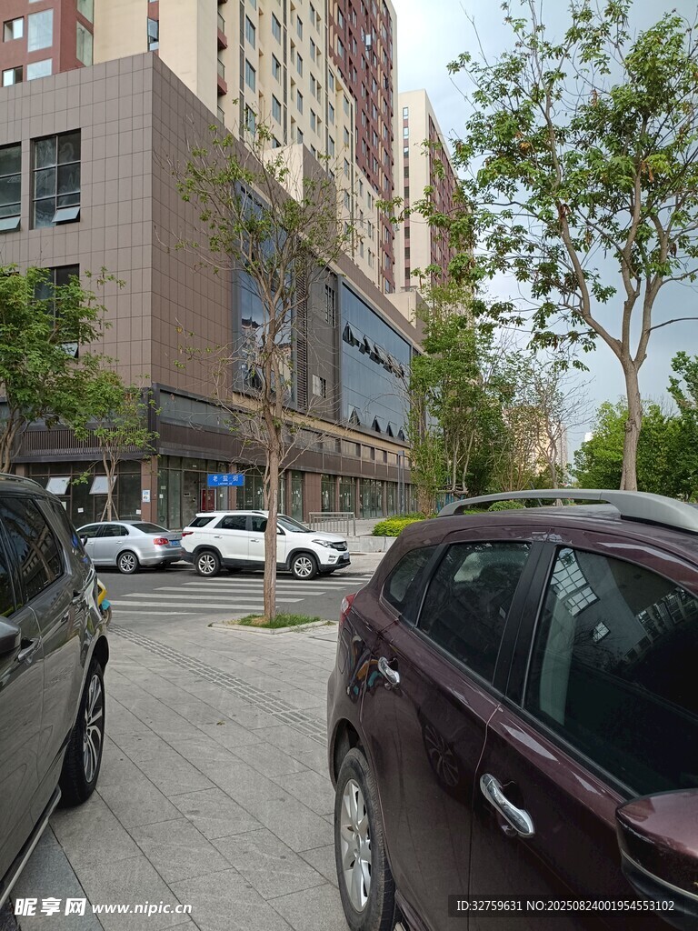 城市街道旁的停車場(chǎng)景