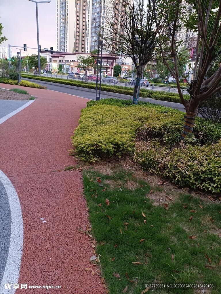 城市中的彩色步道景觀