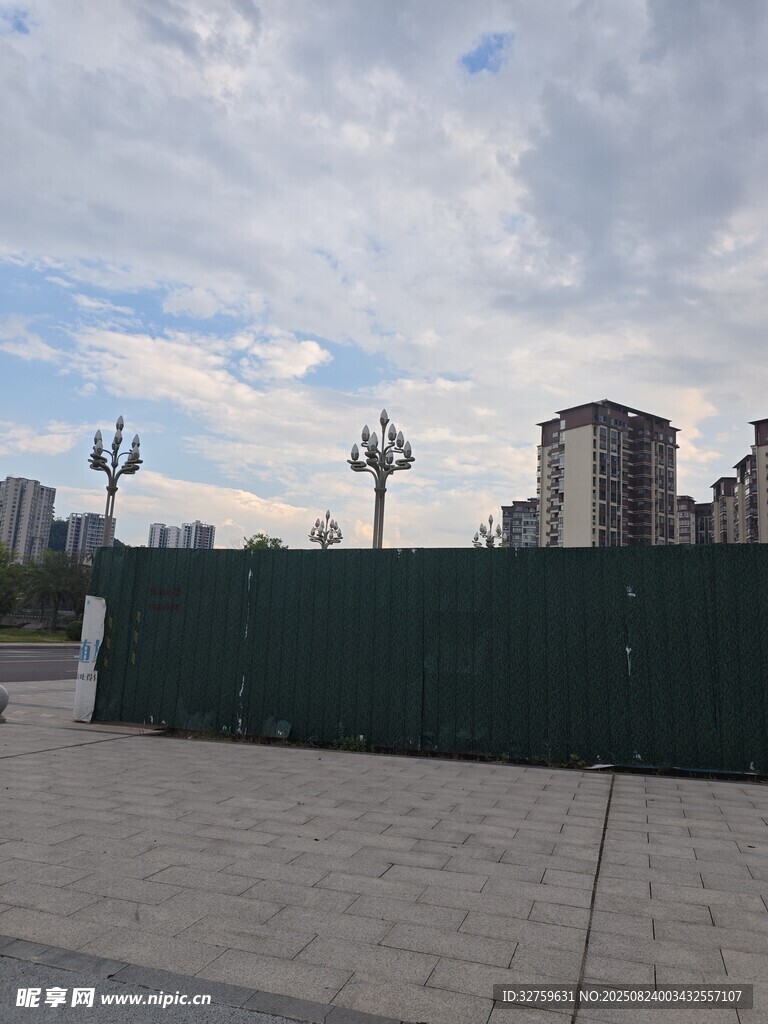 城市圍擋后的高樓與天空