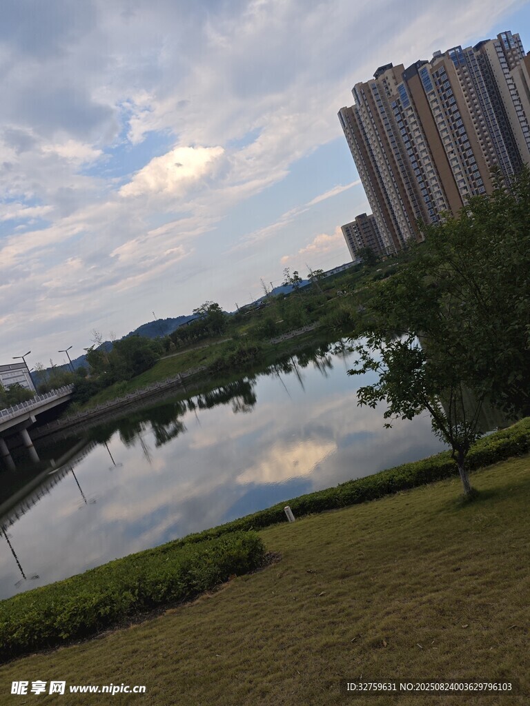 湖畔高樓與藍(lán)天白云美景
