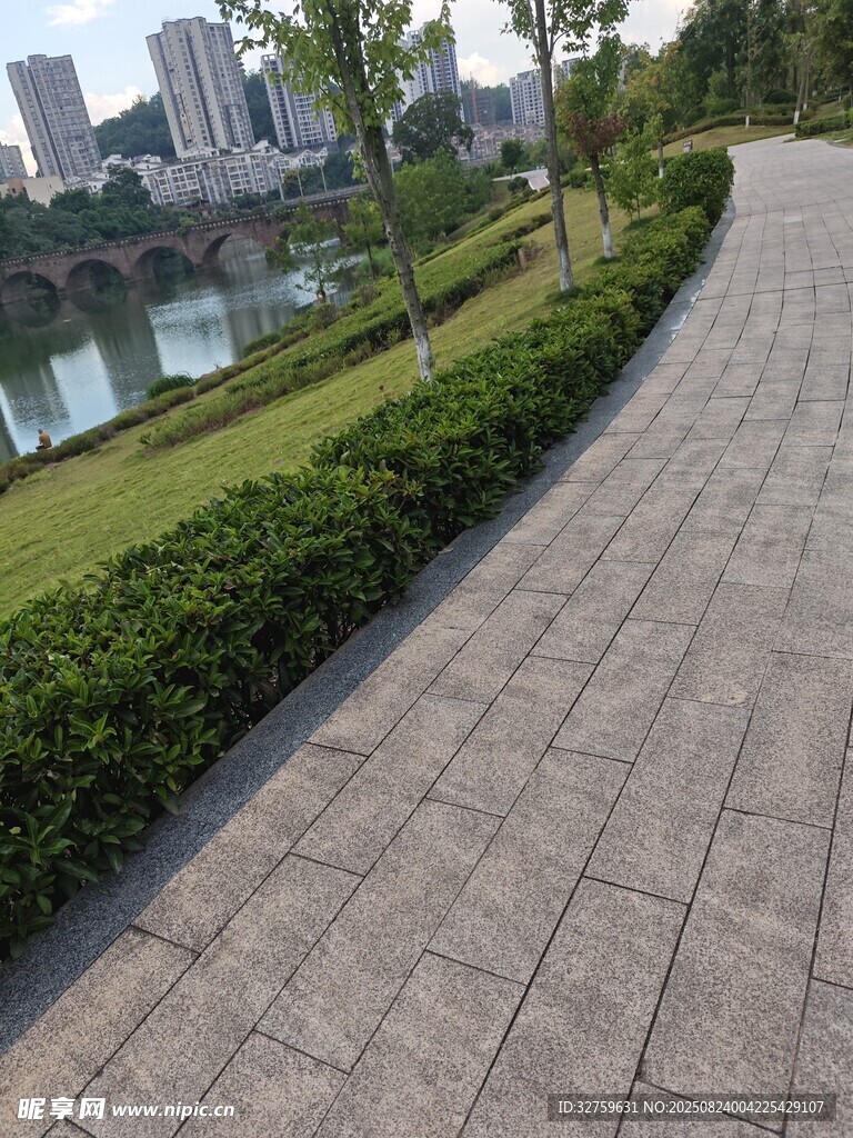 城市中蜿蜒的磚石步道