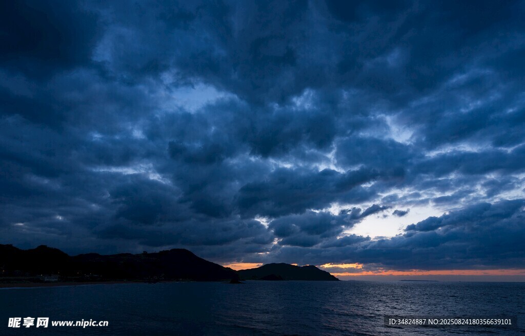 夜幕下的海邊壯麗風云