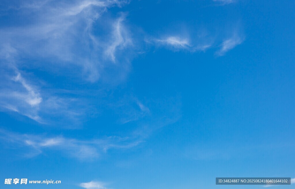 蔚藍(lán)天空中的飄逸云彩