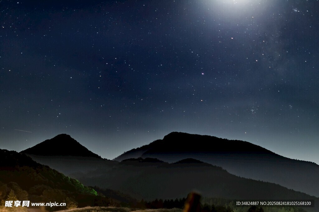 月夜下的山巒美景