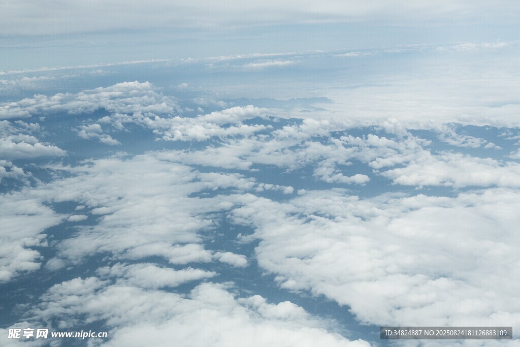 高空俯瞰潔白云朵景觀