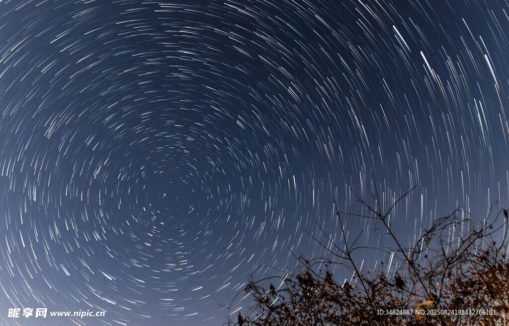 夜空星軌下的靜謐景象