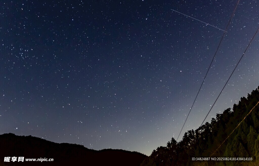 山間夜空繁星與電線景觀