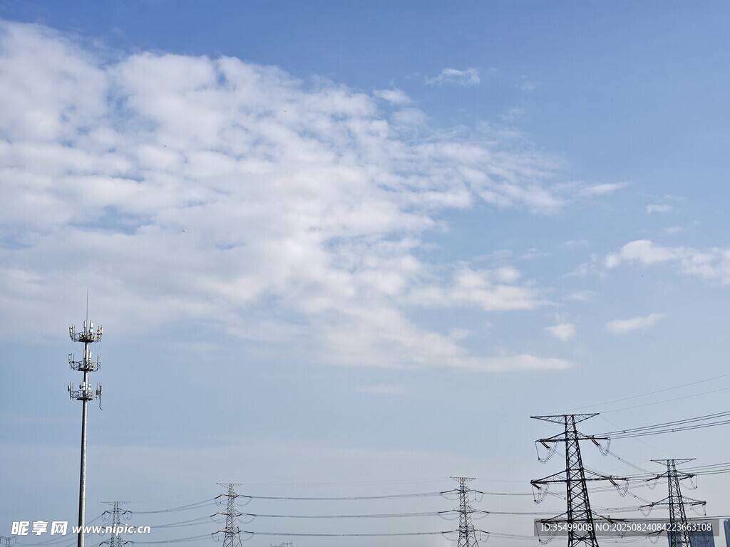 藍天白云下的電力設(shè)施