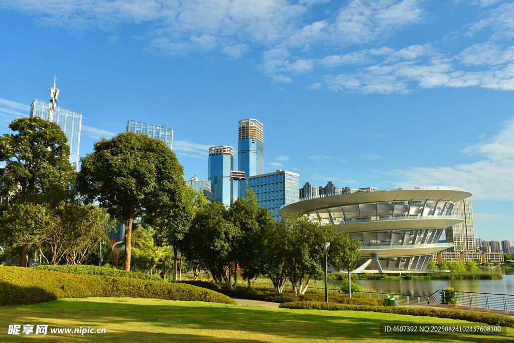 城市綠地旁的現(xiàn)代建筑景觀