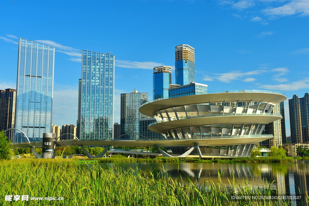 城市湖畔的現(xiàn)代建筑景觀